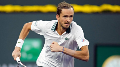 medvedev moves forward at indian wells medvedev moves forward at indian wells