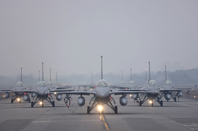 12 f 16v fighter jets perform an elephant walk during an annual new year s drill in chiayi taiwan january 5 2022 photo reuters