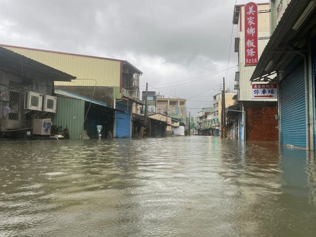 the water level rises due to heavy rains in meinong district kaohsiung taiwan on thursday photo reuters the water level rises due to heavy rains in meinong district kaohsiung taiwan on thursday photo reuters