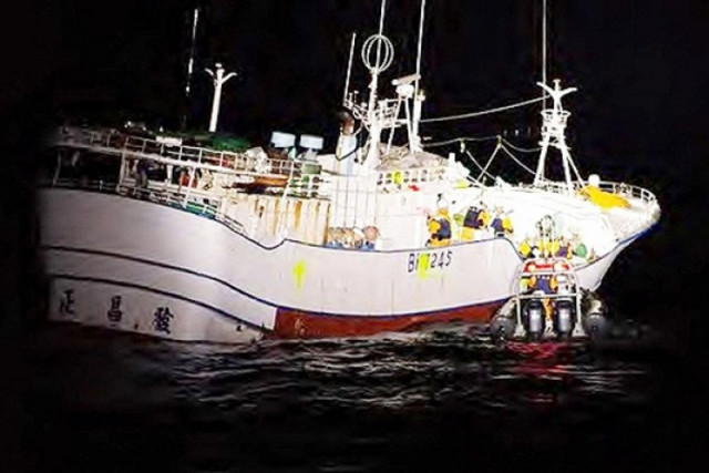 japanese fishery officials boarded a taiwanese fishing vessel photo afp japanese fishery officials boarded a taiwanese fishing vessel photo afp