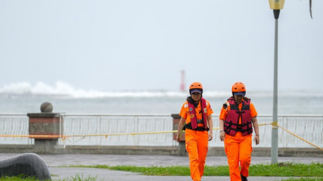 waves break off sizihwan bay beauty spot in kaohsiung as coast guard officers patrol ahead of the arrival of super typhoon krathon photo afp waves break off sizihwan bay beauty spot in kaohsiung as coast guard officers patrol ahead of the arrival of super typhoon krathon photo afp