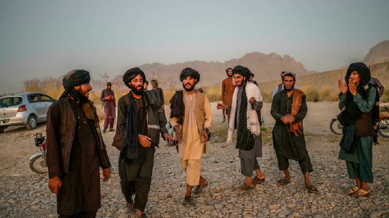 Photo of Taliban hang bodies of four men in Herat city