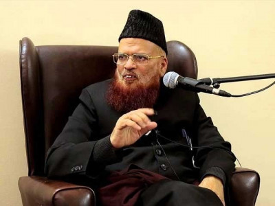 mufti taqi usmani says safe after attempted knife attack in karachi