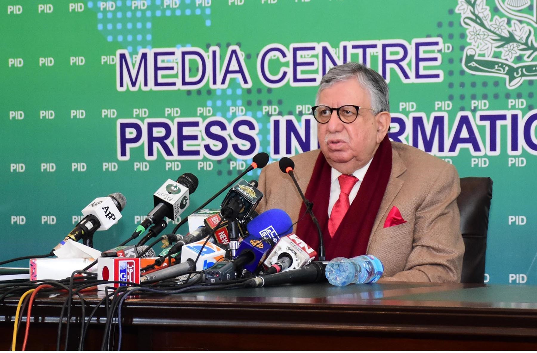 finance minister shaukat tarin addresses a conference at the pakistan china friendship centre on january 26 2022 photo pid