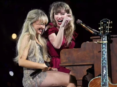 taylor swift praises sabrina carpenter as pop princess of our dreams at eras tour in new orleans taylor swift praises sabrina carpenter as pop princess of our dreams at eras tour in new orleans