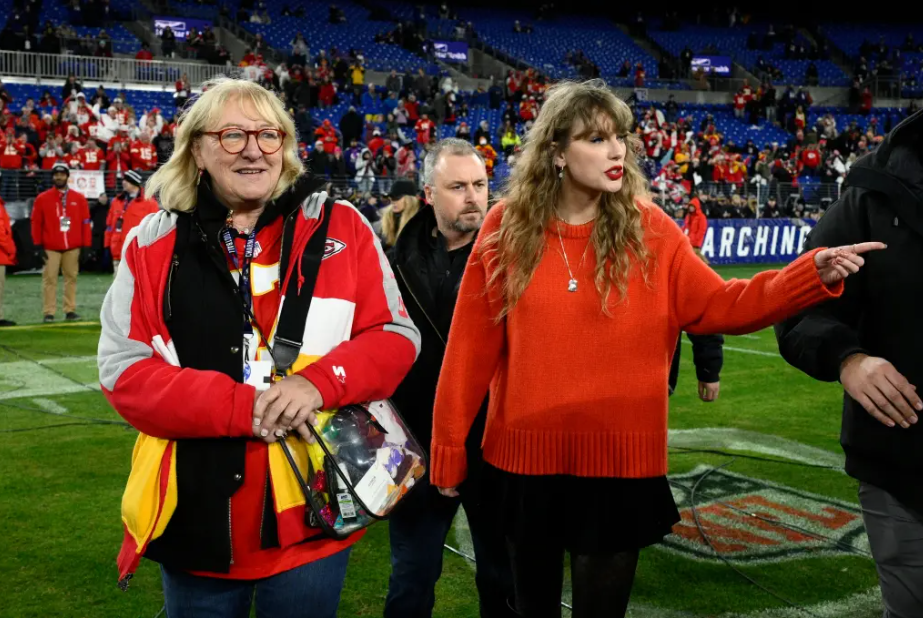 taylor swift and donna kelce at a kansas chief s game photo getty images