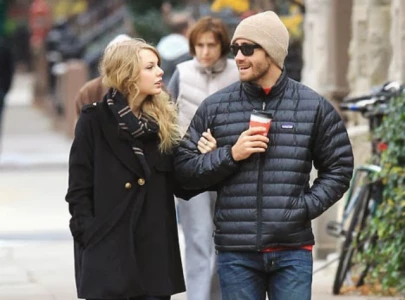 jake gyllenhaal s legal blindness sparks fan theories linking him to taylor swift s all too well