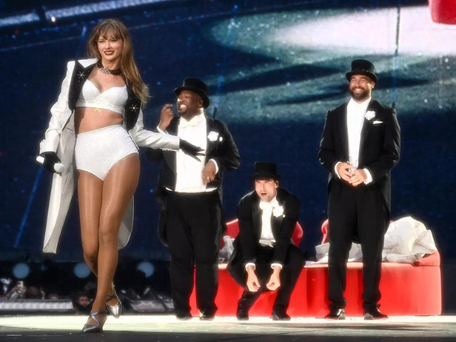 travis kelce goes backstage at taylor swift s amsterdam show after karma lyric change
