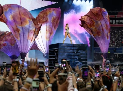 taylor swift handles stage malfunction during dublin concert