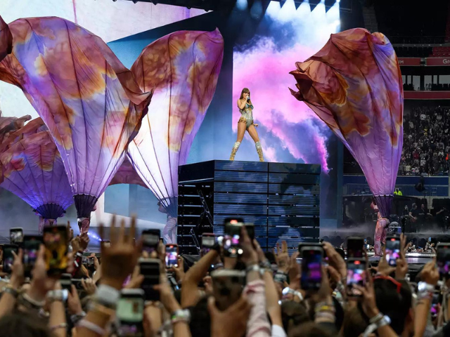 taylor swift handles stage malfunction during dublin concert