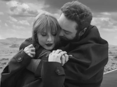 taylor swift and post malone capture first award of the night at mtv vmas