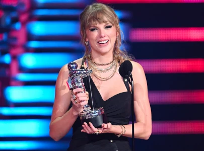 taylor swift wins top honour at mtv s video music awards