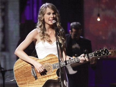 taylor swift sings revenge against mayer taylor swift sings revenge against mayer