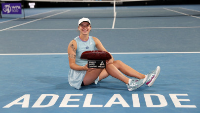swiatek crushes bencic to win in adelaide