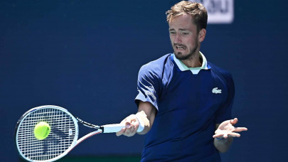 medvedev eases past murray in miami medvedev eases past murray in miami
