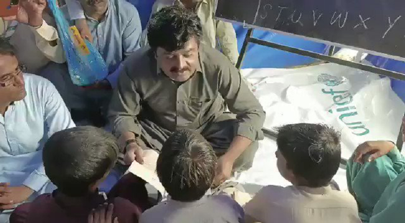 sindh education minister syed sardar ali shah inaugurated the first tent school in umerkot screengrab