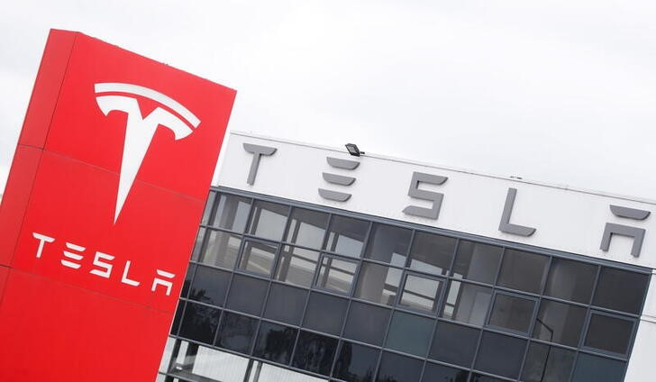 Photo of Tesla sued by former employees over ‘mass layoff’