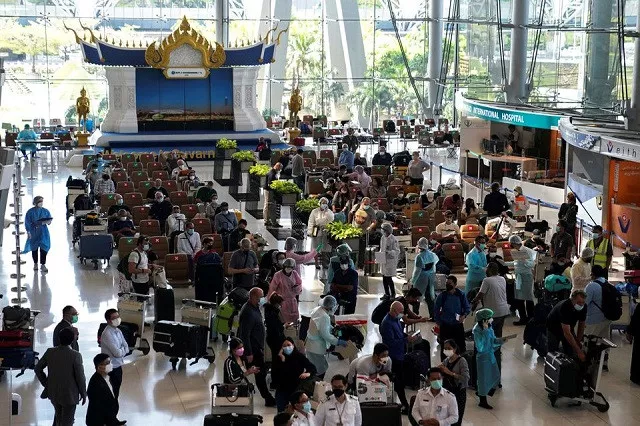 foreign tourists arrive at suvarnabhumi airport during the first day of the country s reopening campaign part of the government s plan to jump start the pandemic hit tourism sector in bangkok thailand november 1 2021 photo reuters foreign tourists arrive at suvarnabhumi airport during the first day of the country s reopening campaign part of the government s plan to jump start the pandemic hit tourism sector in bangkok thailand november 1 2021 photo reuters