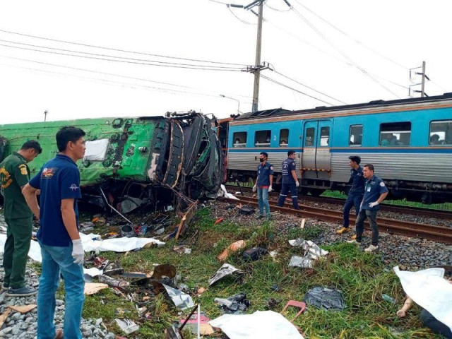 rescue workers stand at the crash site where a train collided with a passengers bus in chacheongsao province in central thailand october 11 2020 photo reuters rescue workers stand at the crash site where a train collided with a passengers bus in chacheongsao province in central thailand october 11 2020 photo reuters