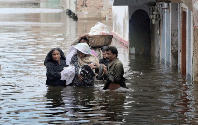thatta spared as flood sweeps daro