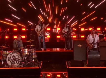 the black keys light up the voice with debut performance of beautiful people stay high