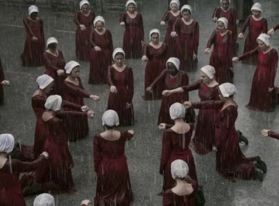 the handmaid s tale final season begins filming elisabeth moss directs premiere