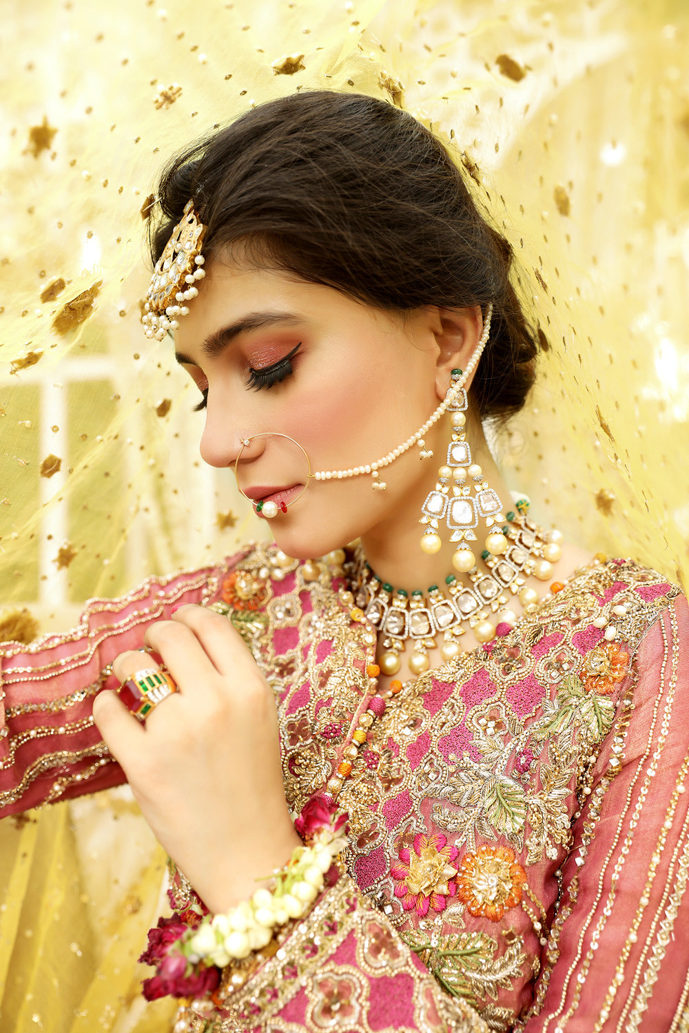 Pakistani beauties and fashion - Mehndi bride look. 😍😍💖👌#bride is  looking stunning in this bridal look with pink lip color #coloredhair  #haistyle #makeup #pakistanibride #flowerjewlary #multicolors #mehndidress  #pinkflower 💕💞 | Facebook