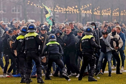 thousands protest in amsterdam against dutch coronavirus lockdown thousands protest in amsterdam against dutch coronavirus lockdown