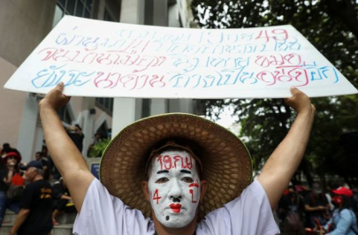 thousands rally in thai capital against government