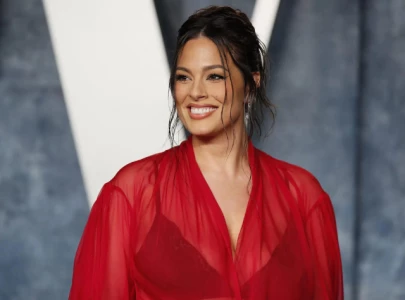 ashley graham s victoria s secret debut divides fans i prefer the old vs show with thin models