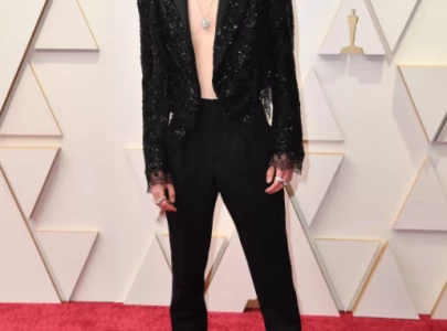 timoth e chalamet surprises fans by crashing look alike contest at washington square park timoth e chalamet surprises fans by crashing look alike contest at washington square park