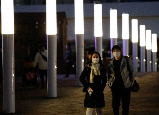 visitors wearing protective face masks stroll at the odaiba district amid the coronavirus disease covid 19 pandemic in tokyo japan january 22 2022 photo reuters