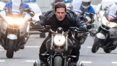 tom cruise shows off death defying mission impossible 7 stunt tom cruise shows off death defying mission impossible 7 stunt