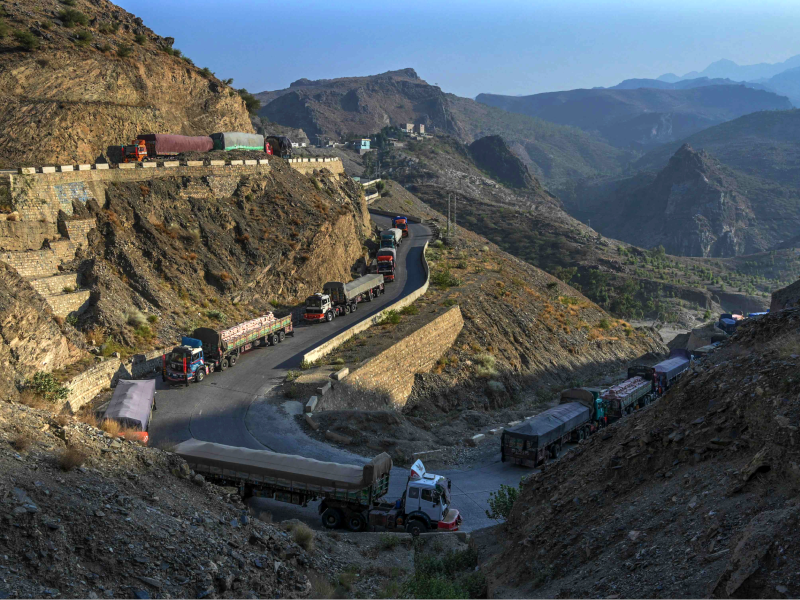 11 ستمبر 2023 کو لی گئی اس تصویر میں طورخم میں پاک افغان سرحد کے قریب سڑک کے کنارے ٹرک کھڑے دکھائی دے رہے ہیں کیونکہ دونوں ممالک کی سرحدی فورسز کے درمیان جھڑپوں کے بعد 6 ستمبر 2023 کو طورخم بارڈر بند کر دیا گیا تھا۔