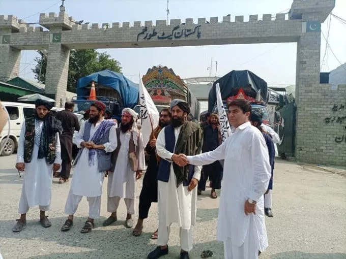 pakistan hands over more humanitarian aid to afghanistan pakistan hands over more humanitarian aid to afghanistan
