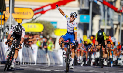 alaphilippe does it again on the tour de france