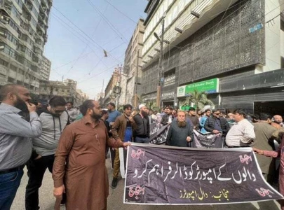 traders protest outside sbp against non clearance of containers