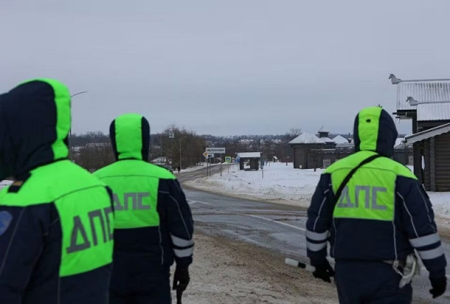 traffic police officers block off a road near the crash site of the russian ilyushin il 76 military transport plane outside the village of yablonovo in the belgorod region russia january 24 2024 photo reuters traffic police officers block off a road near the crash site of the russian ilyushin il 76 military transport plane outside the village of yablonovo in the belgorod region russia january 24 2024 photo reuters