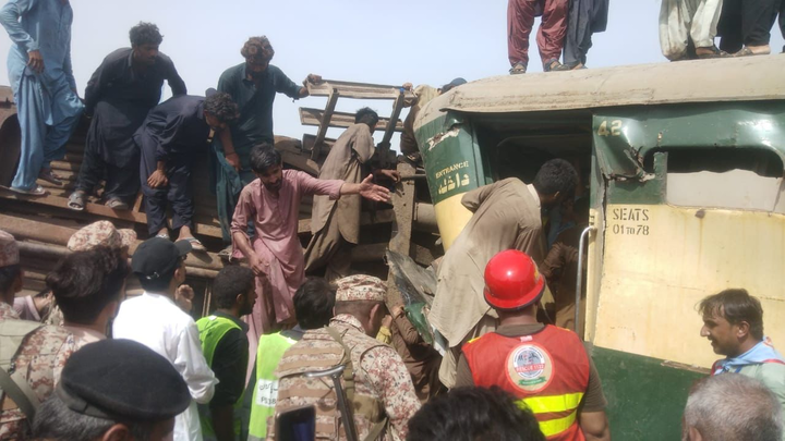 At least 20 killed as train derails near Nawabshah - Vimarsana News