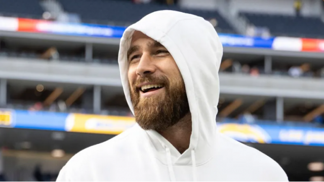 travis kelce stays true to friendship bracelet tradition at f1 miami grand prix travis kelce stays true to friendship bracelet tradition at f1 miami grand prix