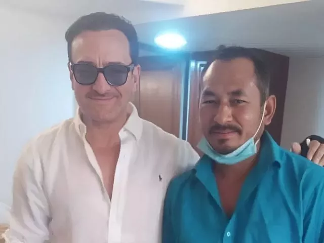 saif ali khan poses with auto driver who rushed him to hospital