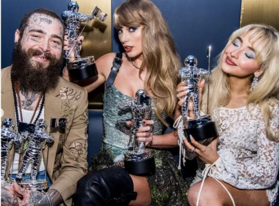 taylor swift sabrina carpenter and post malone celebrate wins at 2024 vmas