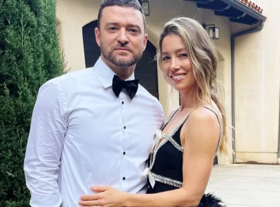 justin timberlake celebrates 12th anniversary with jessica biel during montreal concert