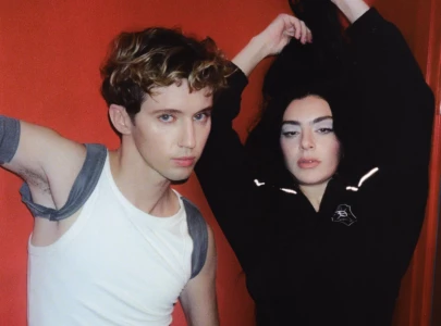 charli xcx and troye sivan make surprise visit to illinois coffee shop during sweat tour rehearsals