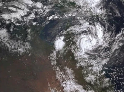 thousands urged to higher ground as australia battles floods