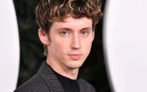 cosmetic doctor apologises after tiktok video analysing troye sivan s appearance