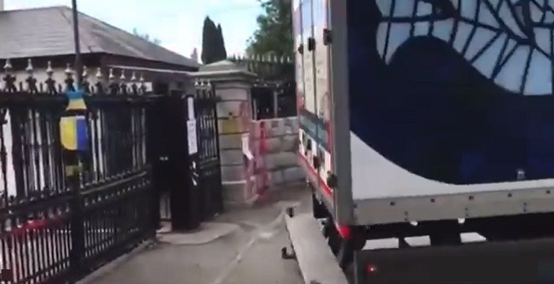 Photo of WATCH: One held as truck rams gates of Russian embassy in Dublin