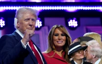 awkward moment as trump misses kiss with melania at inauguration