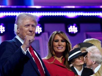 awkward moment as trump misses kiss with melania at inauguration