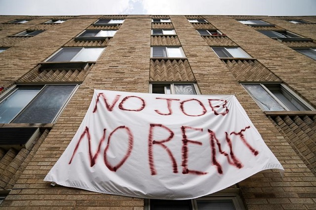 residents of meridian heights apartments in northwest washington display a painted bedsheet protesting for the cancelation of rent due to the loss of jobs during the coronavirus disease covid 19 pandemic in washington dc us august 20 2020 photo reuters